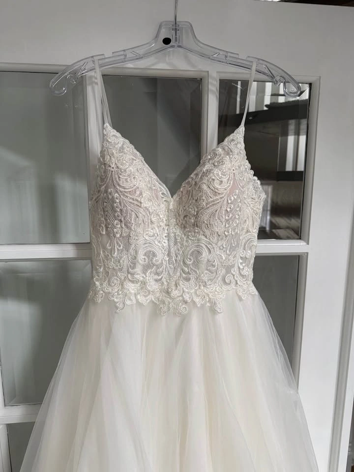 Unworn Stella York Ivory Lace Wedding Dress with Veil - photo 2