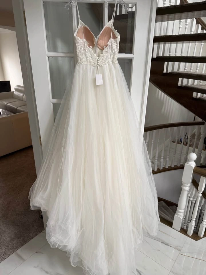 Unworn Stella York Ivory Lace Wedding Dress with Veil - photo 3