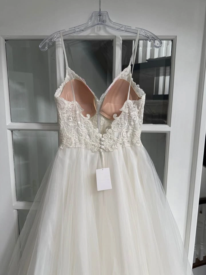 Unworn Stella York Ivory Lace Wedding Dress with Veil - photo 4