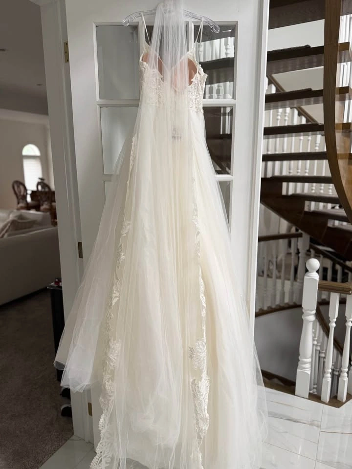 Unworn Stella York Ivory Lace Wedding Dress with Veil - photo 5