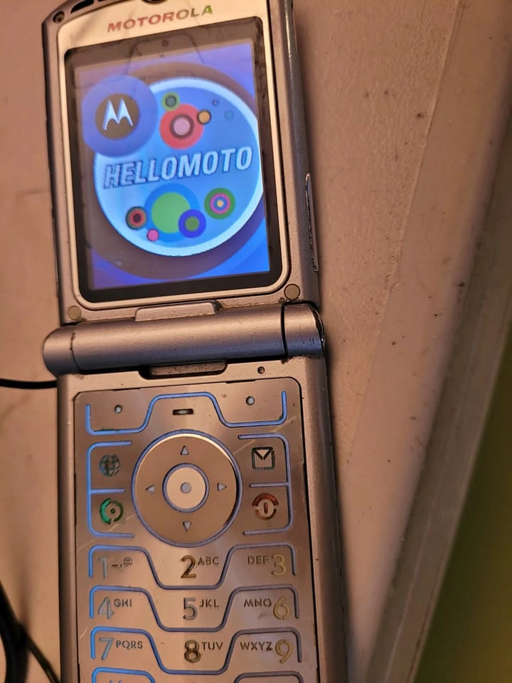 Motorola razr v3 hello moto