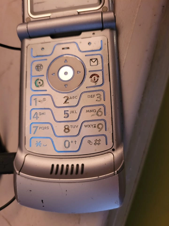 Motorola razr v3 hello moto - photo 2