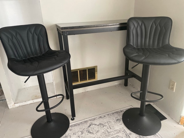 Bar table and Bar chairs * LIKE NEW! *
