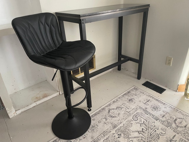 Bar table and Bar chairs * LIKE NEW! * - photo 2