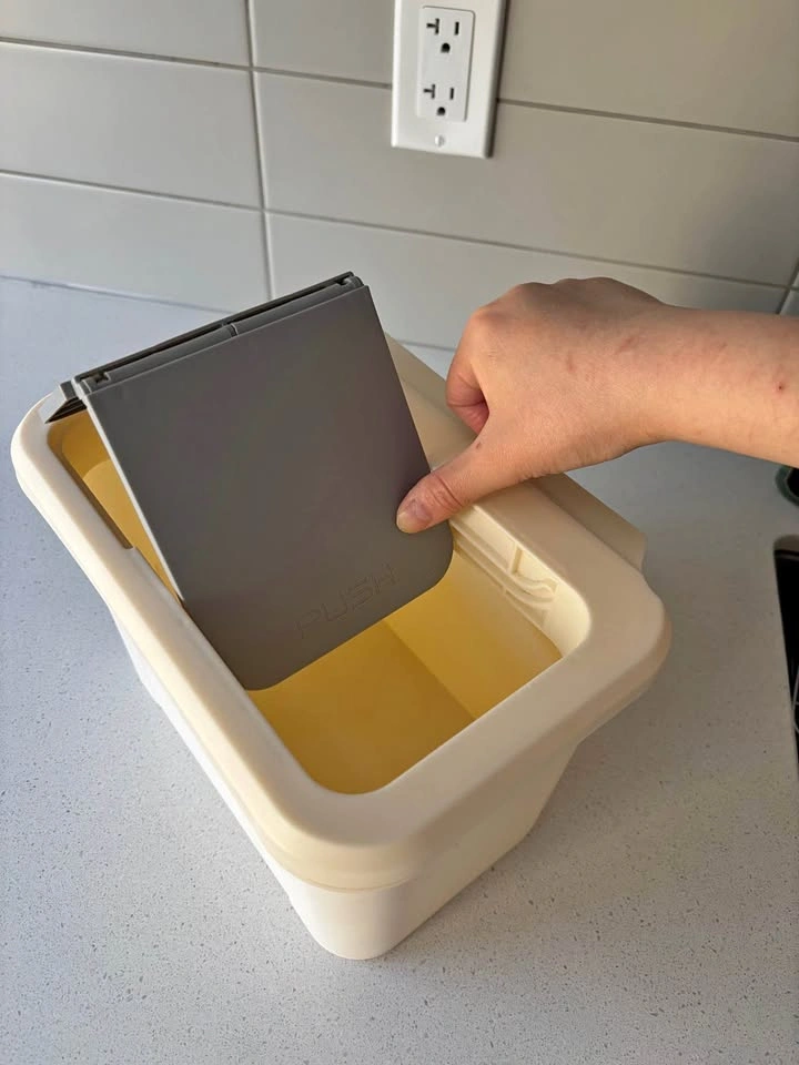Kitchen compost bin with push-open lid