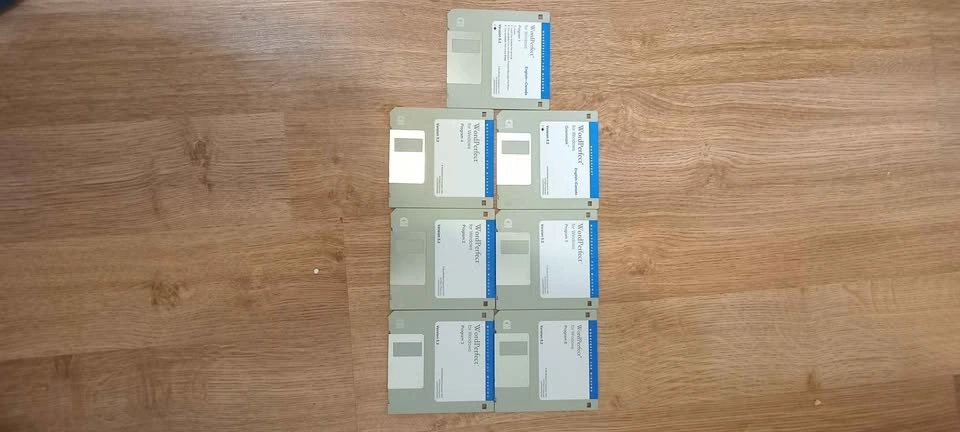 Vintage 80s/90s Software Floppy Disk Lot – Lotus 1-2-3, WordPerf - photo 5