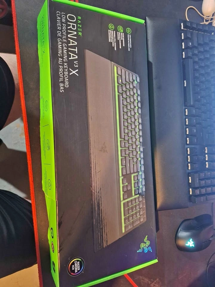 Brand new keyboard, box damaged on bottom