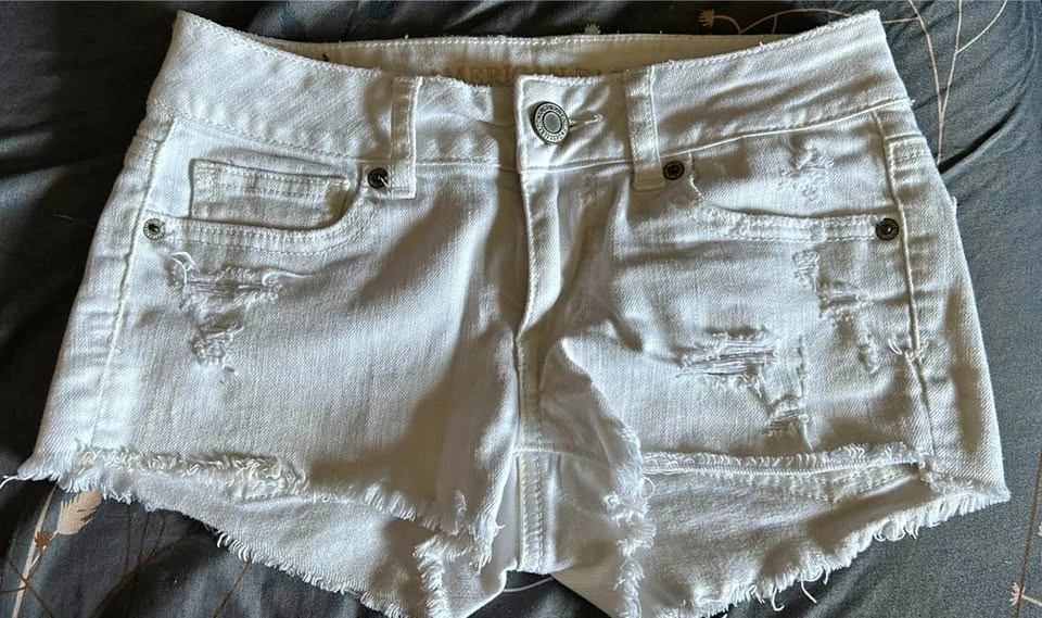American Eagle White Distressed Denim Shorts Size 00
