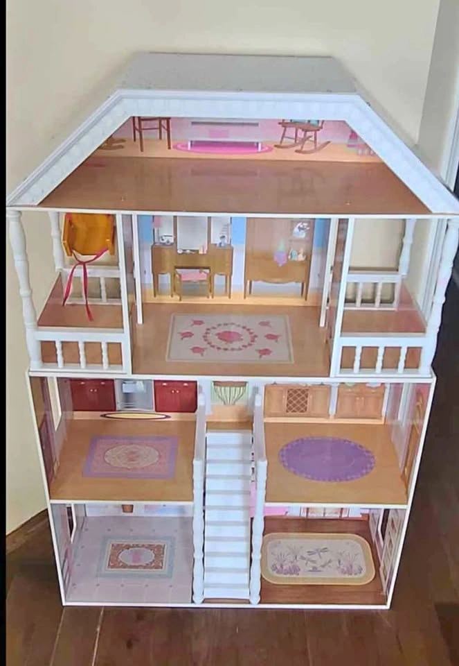 Dollhouse with Dolls