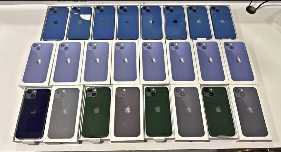 iPhone 13 128GB - Unlocked - Original Box & Charger