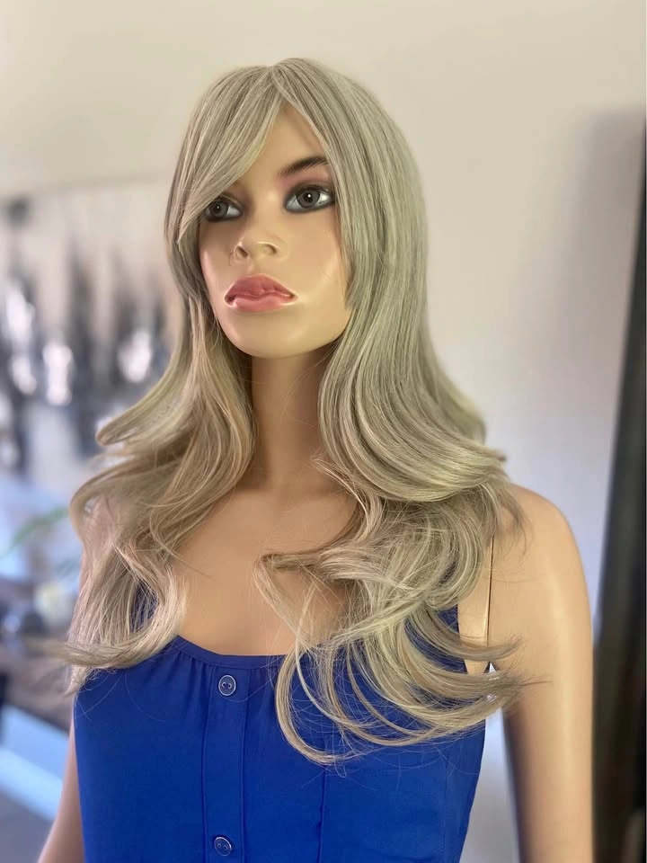NWT Long Wavy Layered Silver Grey Synthetic Wig w/ Bangs