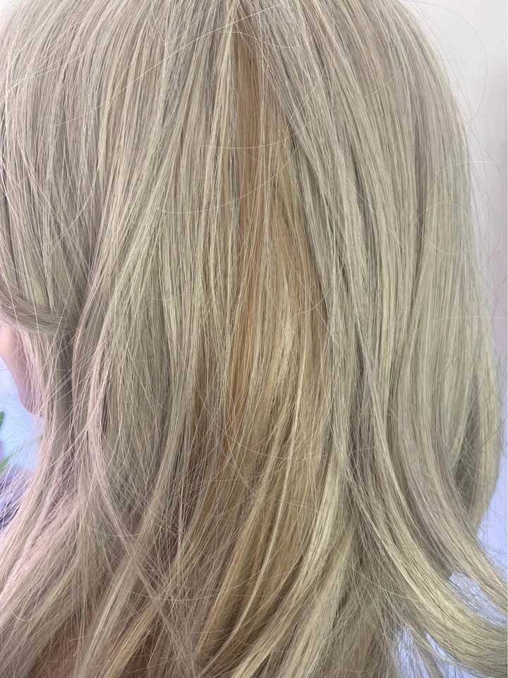 NWT Long Wavy Layered Silver Grey Synthetic Wig w/ Bangs - photo 5