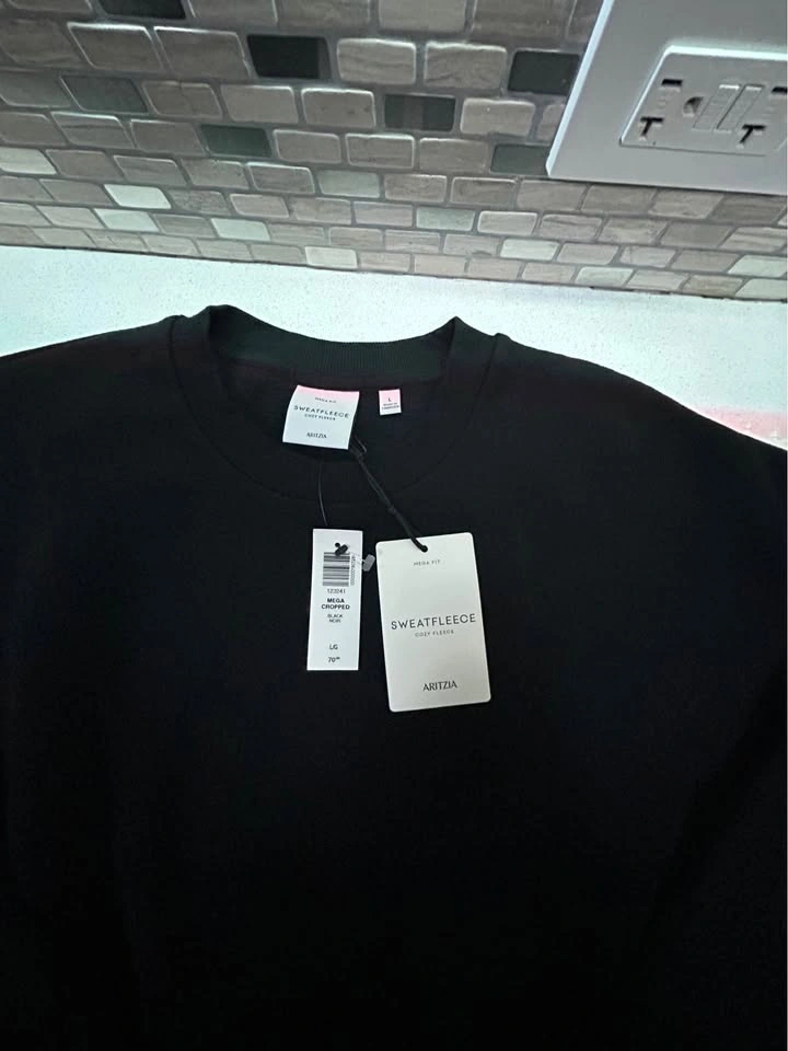 BNWT Aritzia Cozy Fleece Mega Cropped Crew Sweatshirt Black - L - photo 4