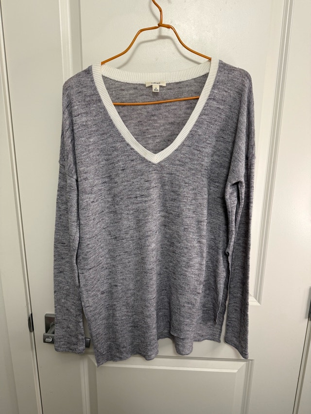 Wilfred Aritzia Gray V-Neck Sweater White Trim XS