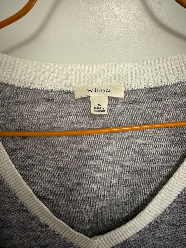 Wilfred Aritzia Gray V-Neck Sweater White Trim XS - photo 2
