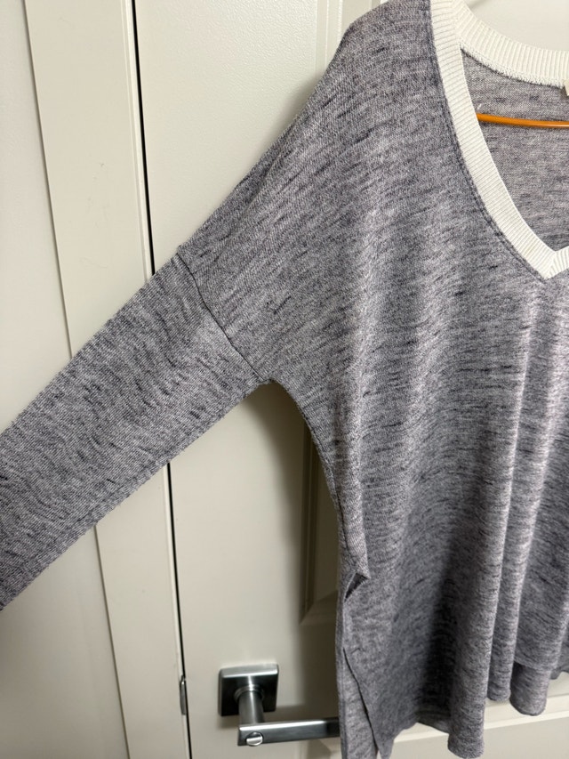Wilfred Aritzia Gray V-Neck Sweater White Trim XS - photo 5
