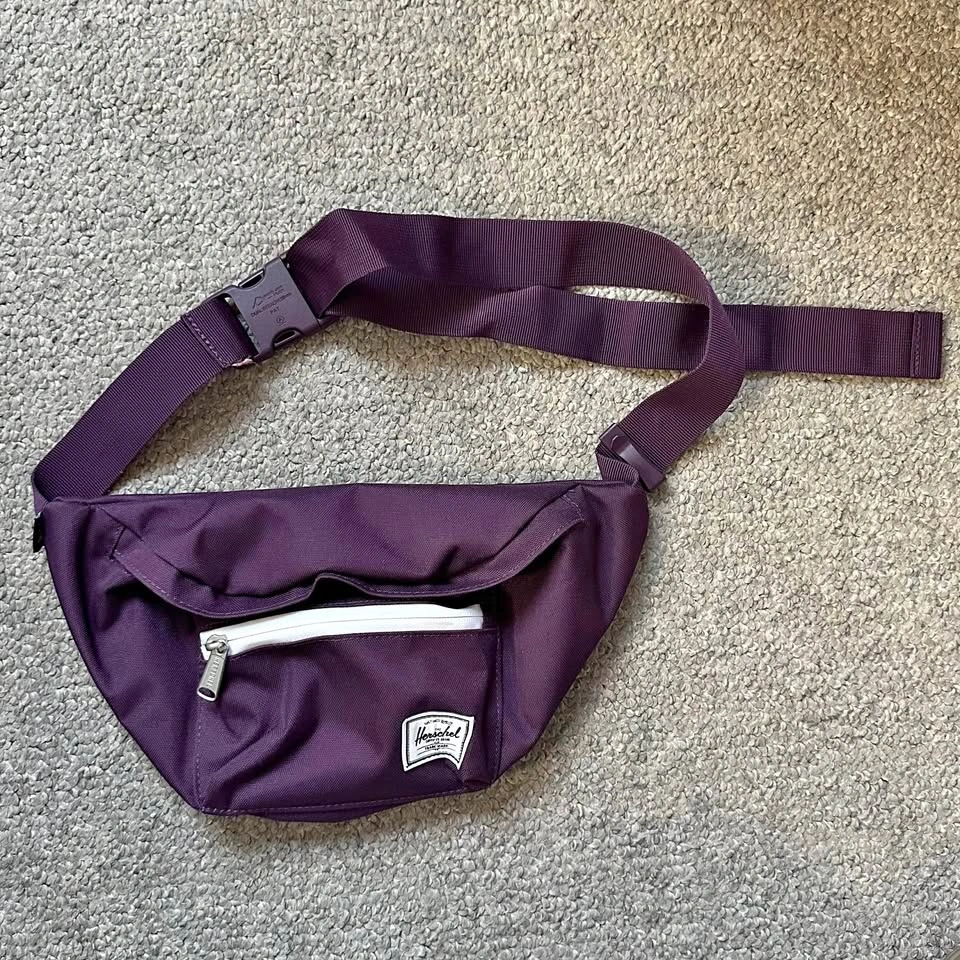 Herschel Supply Seventeen Port Sling Body Bag