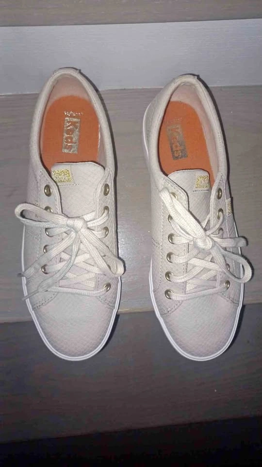 Sneakers Size 9