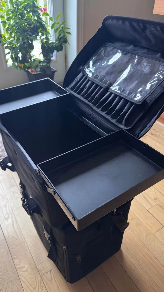 Professional Rolling Makeup Case - Excellent Condition - photo 3