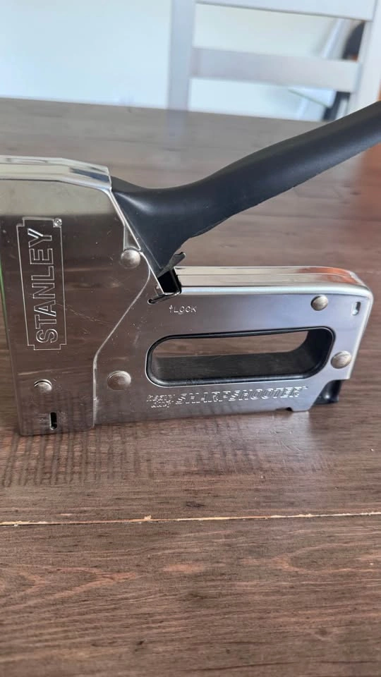 Stanley SharpShooter Heavy Duty Staple Gun + Box of Staples - photo 3