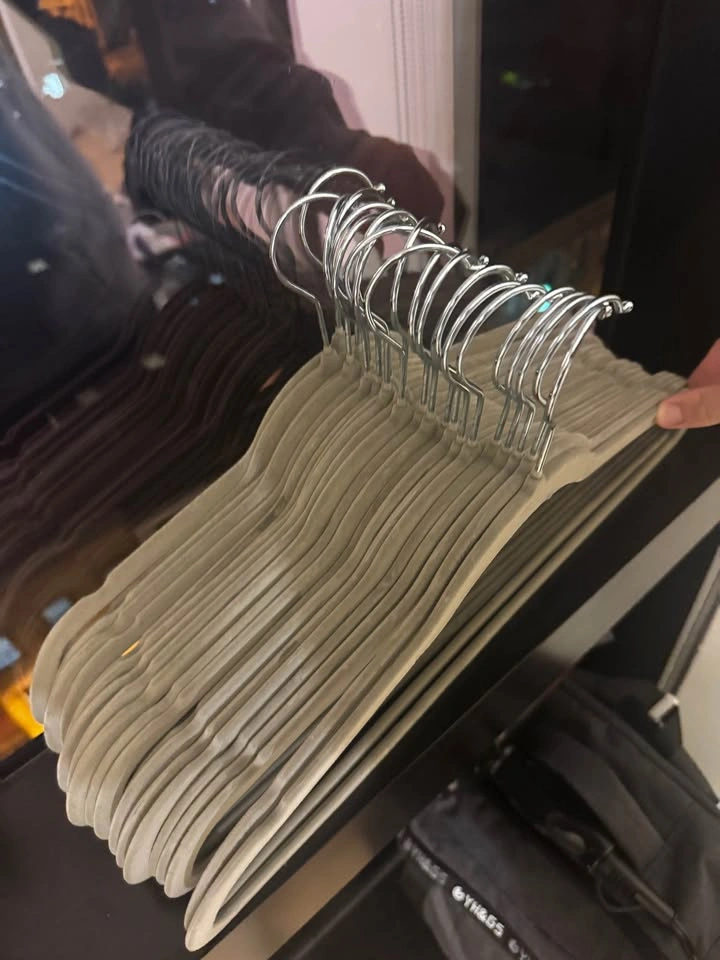 MOVE OUT SALE!! 20 NONSLIPPERYbeige hangers - photo 2