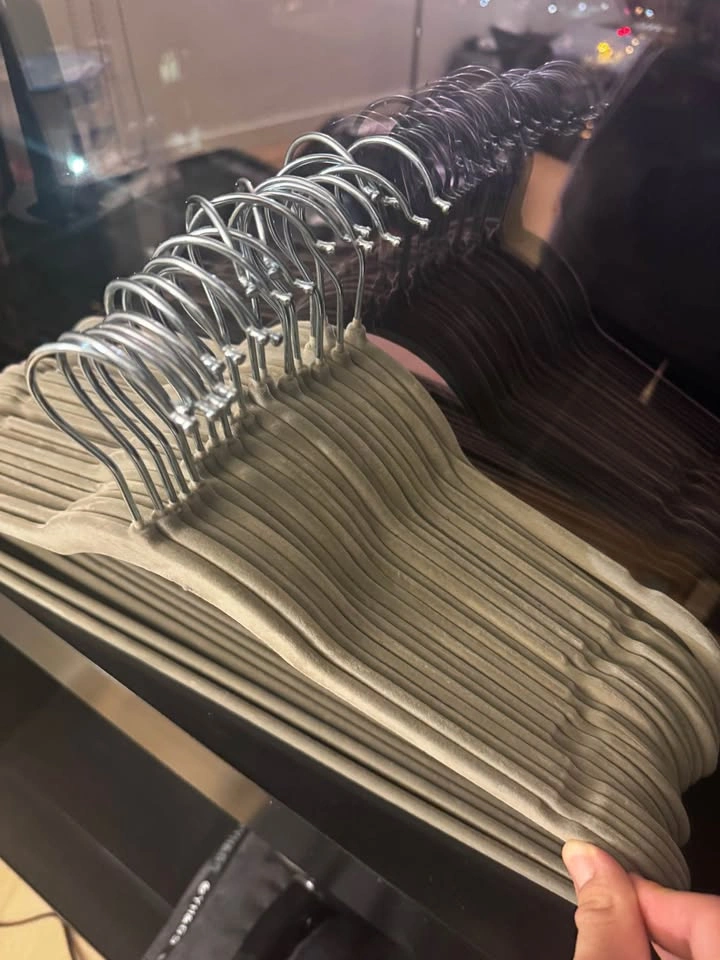 MOVE OUT SALE!! 20 NONSLIPPERYbeige hangers - photo 3