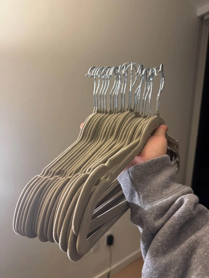 MOVE OUT SALE!! 20 NONSLIPPERYbeige hangers - photo 4