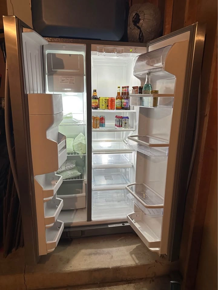 Whirlpool Refrigerator - photo 2