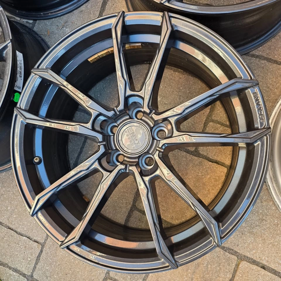 18 inch Envy Flow Form Alloy Rims 5x112 Like New - photo 2