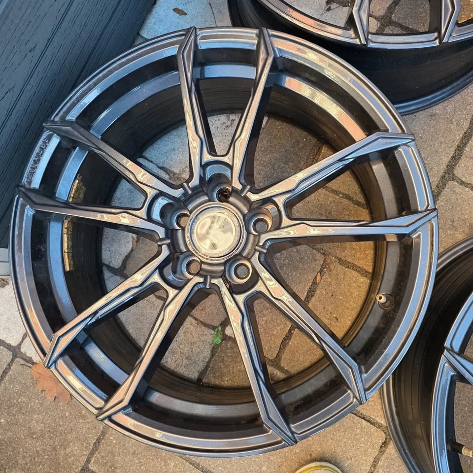18 inch Envy Flow Form Alloy Rims 5x112 Like New - photo 3