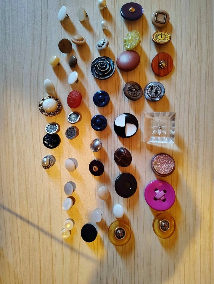 Assorted buttons