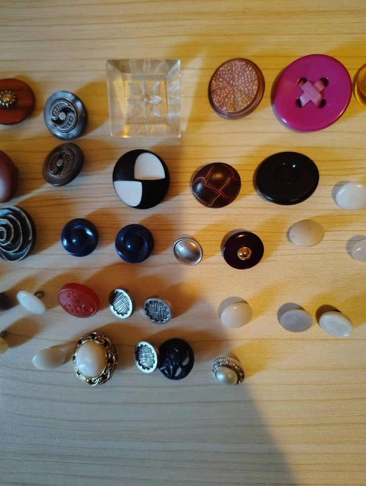 Assorted buttons - photo 3