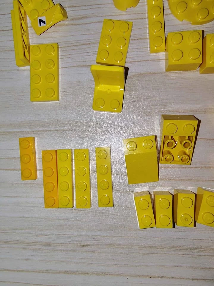 Yellow LEGO $1 Lot - photo 3