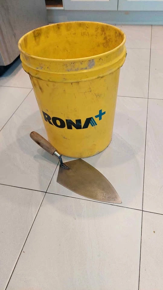 10in Masonry/Brick Mortar Trowel & mortar pale