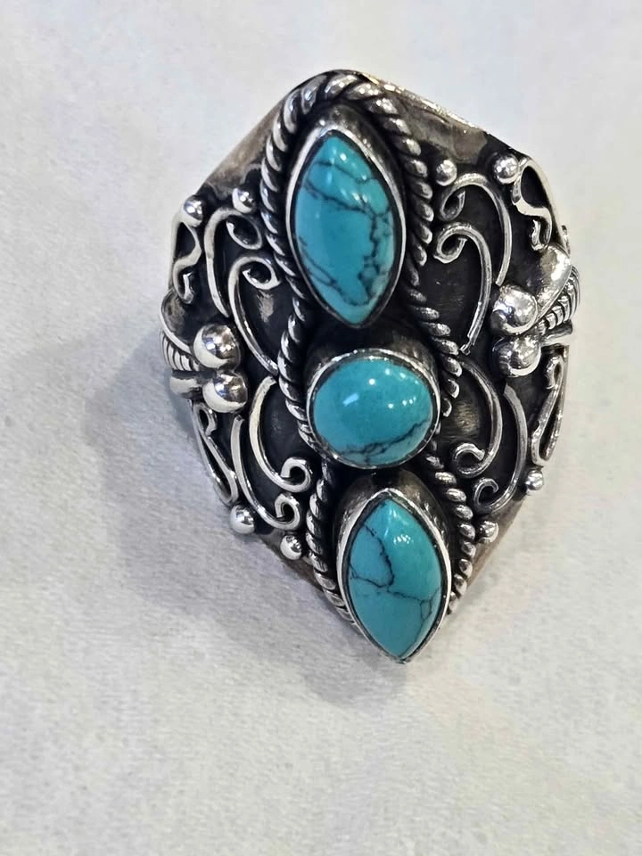 Beautiful silver and turquoise ring sz7