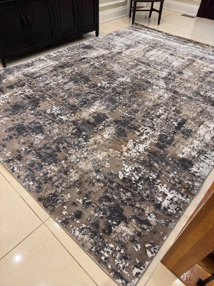 Vintage-Style Area Rug – Like New - photo 2