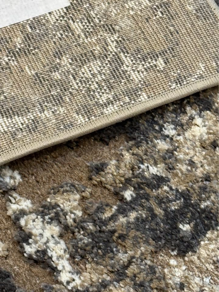 Vintage-Style Area Rug – Like New - photo 5