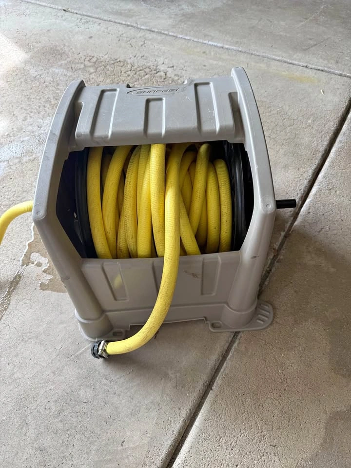Suncast Hose Reel and Hose