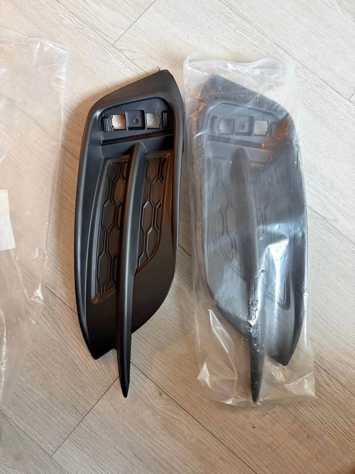 Honda Civic Rear Bumper Reflector Trim (2016-2021)