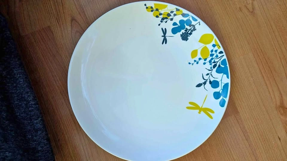 Crockery - 6 dinner plates