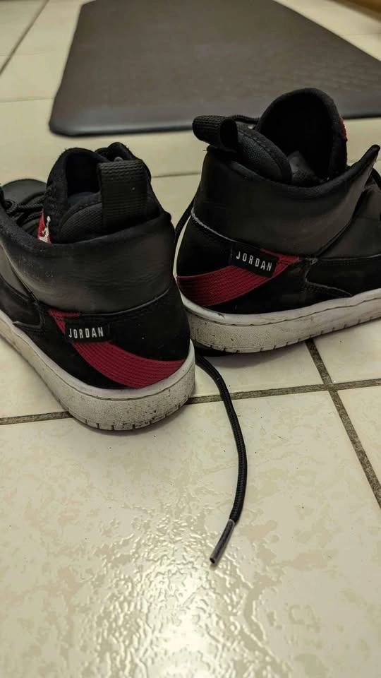 Nike Boys Jordan's 4Y Black Shoes - photo 2