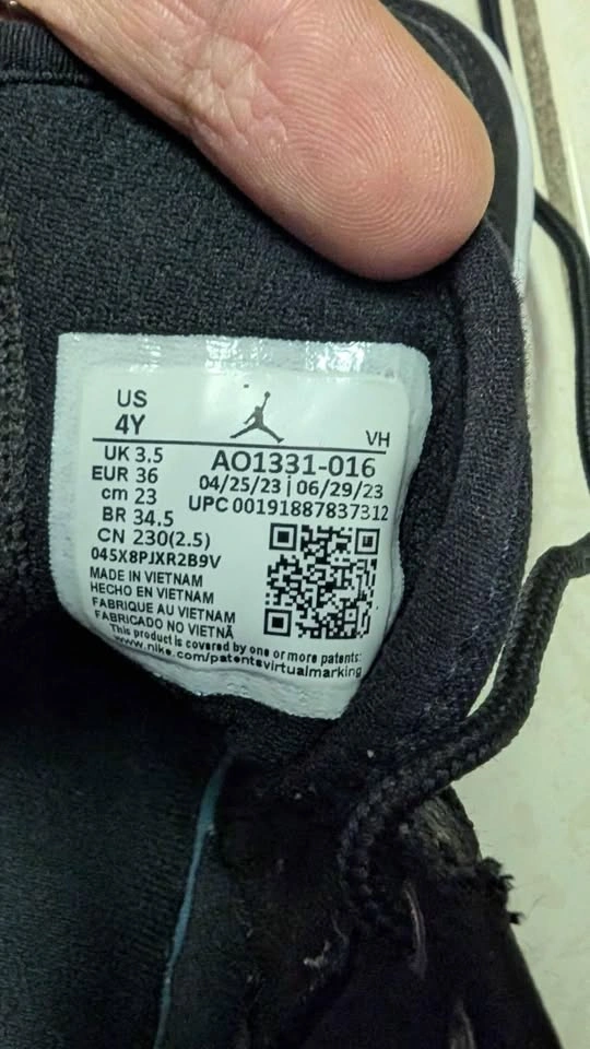 Nike Boys Jordan's 4Y Black Shoes - photo 4