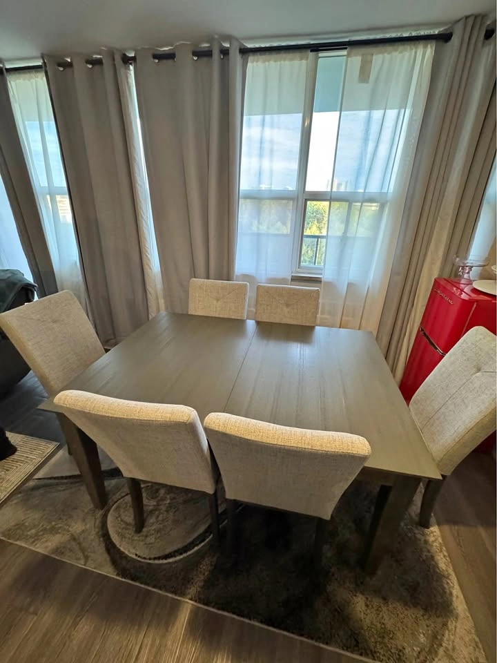 Expandable Dining set table with 6 chairs