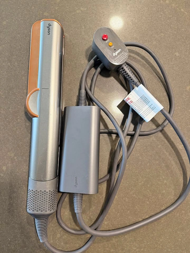Dyson Airstrait™ straightener - Barely used