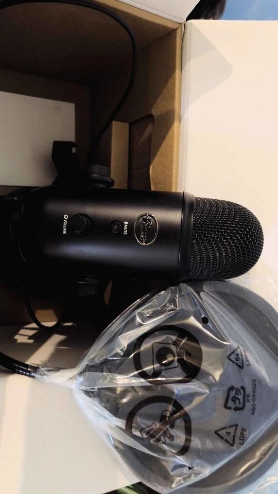 Logitech G Blue Yeti Game Streaming Kit w/ Mic & Pop Filter - photo 2