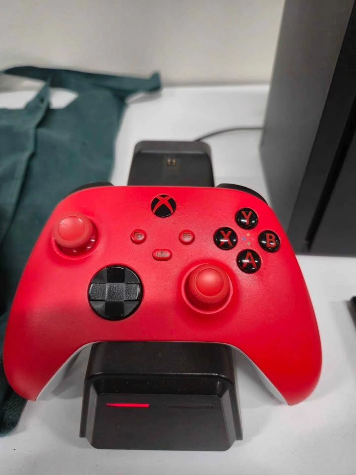Xbox Wireless Controller Red with charging dock - photo 2