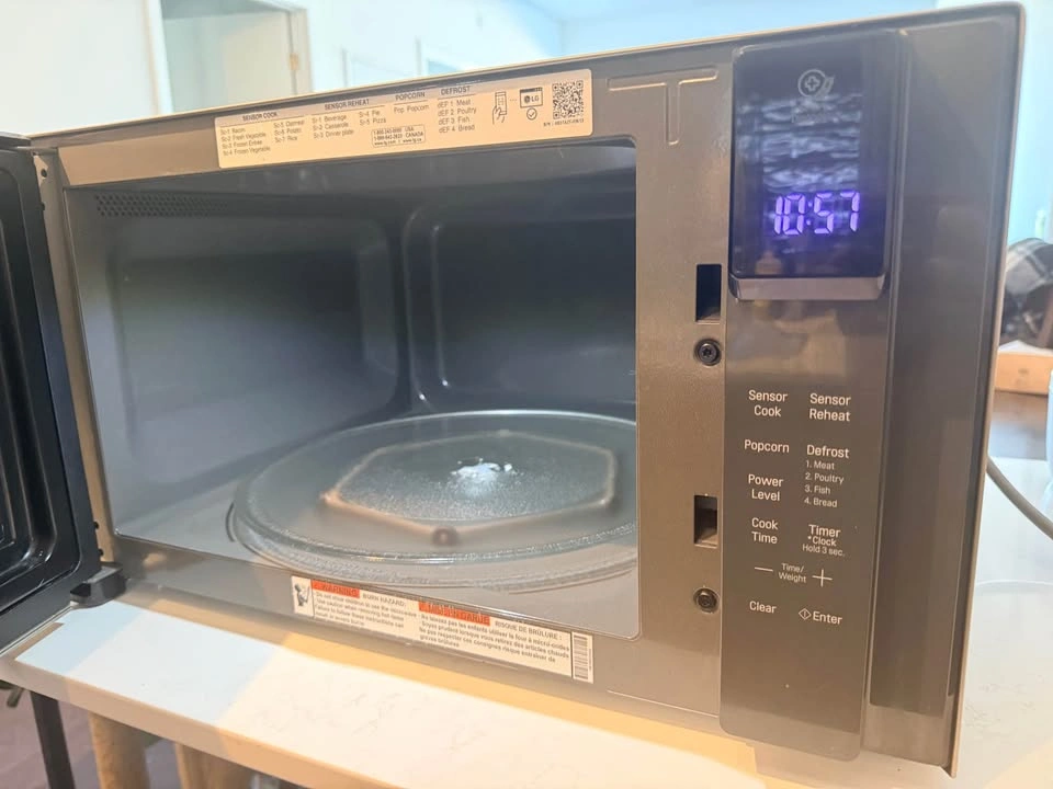 1.5 cu. ft. NeoChef™ Countertop Microwave - photo 4