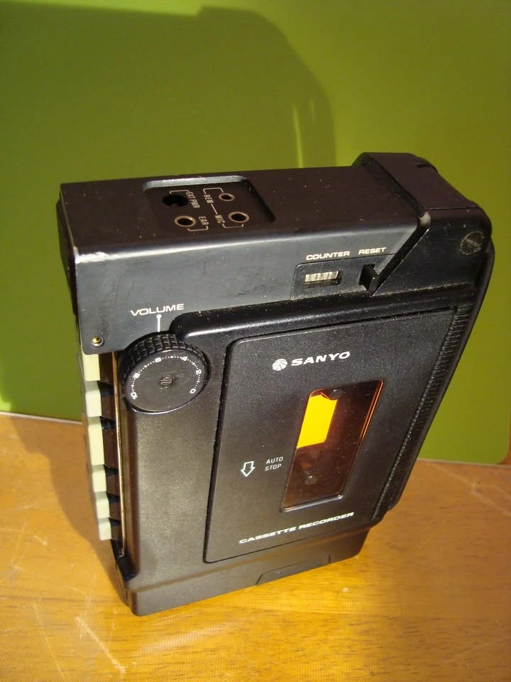Vintage Sanyo TRC-1200 Portable Cassette Recorder - photo 3
