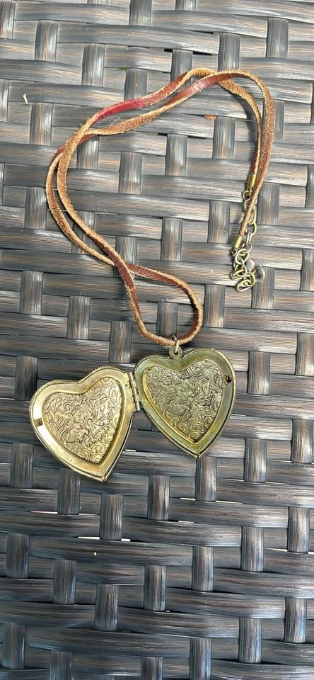 Vintage Y2K Heart Locket on Leather - photo 2