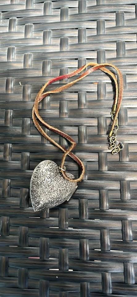 Vintage Y2K Heart Locket on Leather - photo 3